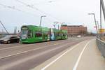 MGT6D, Wagen 612, der Halleschen Verkehrs-AG (HAVAG) mit Vollwerbung für  easy.GO  als Linie 10 von Hauptbahnhof nach Göttinger Bogen überquert die Berliner Brücke in Halle