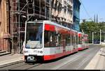 MGT-K (Bombardier Flexity Classic), Wagen 672 und Wagen 6??, der Halleschen Verkehrs-AG (HAVAG) als Linie 1 von Südstadt, Veszpremer Straße, nach Frohe Zukunft erreichen die Haltestelle Am Leipziger Turm.
Diese Linie hat aufgrund von Baumaßnahmen einen anderen Laufweg.
[29.6.2018 | 10:29 Uhr]