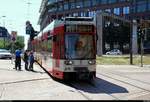 MGT6D, Wagen 619, der Halleschen Verkehrs-AG (HAVAG) als Linie 5 von Ammendorf nach Rennbahnkreuz erreicht die Haltestelle Am Leipziger Turm. Der Fahrer grüßt soeben seinen entgegenkommenden Kollegen.
Diese Linie hat aufgrund von Baumaßnahmen einen anderen Laufweg.
Aufgenommen im Gegenlicht.
[29.6.2018 | 10:31 Uhr]