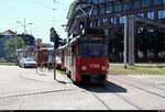 Tatra T4D-C, Wagen 1198 und 1??? inkl. Eigenwerbung für die SCHOOL Card, mit Beiwagen Tatra B4D-C der Halleschen Verkehrs-AG (HAVAG) als Linie 3 von Trotha nach Beesen erreichen die Haltestelle Am Leipziger Turm.
Diese Linie hat aufgrund von Baumaßnahmen einen anderen Laufweg.
Aufgenommen im Gegenlicht.
[29.6.2018 | 10:37 Uhr]