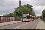 MGT-K-2 (Bombardier Flexity Classic), Wagen 696 und Wagen ???, der Halleschen Verkehrs-AG (HAVAG) als Linie 10 von Göttinger Bogen nach Hauptbahnhof stehen in der Haltestelle S-Bahnhof Steintorbrücke.
[25.8.2018 | 15:11 Uhr]