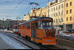 Arbeitsfahrzeug Tatra T4D-C (Wagen 035) und Fahrschulwagen (Wagen 985) bei einem Signalhalt an der Kreuzung Am Steintor/Magdeburger Straße Richtung Riebeckplatz.