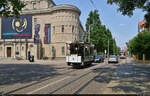 25 Jahre Historisches Straßenbahndepot Halle (Saale)

Triebwagen 4 (P. Herbrand & Co., Köln) zweigt am Landesmuseum für Vorgeschichte gleich in die Adolfstraße ein. Da dieses historische Gefährt keine Blinker hat, muss ein Begleiter immer eine Kelle in der jeweiligen Richtung auf und ab bewegen.

🧰 Hallesche Straßenbahnfreunde e.V.
🕓 19.6.2021 | 12:42 Uhr