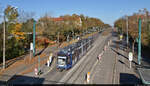 Duewag/Siemens MGT6D, Wagen 602, mit Werbung für die Merkur Spielbank Halle (Saale), hält an der S-Bahn-Station Halle Rosengarten, die gerade umgebaut wird.
Aufgenommen von der Fußgängerbrücke über die Merseburger Straße.

🧰 Hallesche Verkehrs-AG (HAVAG)
🚋 Linie 5 Heide/Universitätsklinikum–Ammendorf
🕓 28.10.2021 | 11:54 Uhr