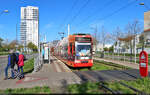 Duewag/Siemens MGT6D, Wagen 620 und 618, haben die Fahrgäste An der Eselsmühle in Halle (Saale) zusteigen lassen.