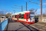 Der für die S-Bahn Mitteldeutschland werbende Wagen 632 (Duewag/Siemens MGT6D) windet sich zusammen mit Wagen 631 durch die baustellenbedingte S-Kurve an der Elisabethbrücke in Halle (Saale).

🧰 Hallesche Verkehrs-AG (HAVAG)
🚋 Linie 10 Göttinger Bogen–Marktplatz
🕓 15.1.2024 | 10:39 Uhr