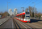 Die Elisabethbrücke in Halle (Saale) verbindet die Neustadt mit der Altstadt.
Auf dem im August 2024 eröffneten Ersatzneubau gerieten Wagen 700 und 698 des Typs MGT-K2 (Bombardier Flexity Classic) bei bestem Wetter vor die Linse.

ԏ ...