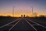 Abendliche Zweiteilung: Gleise, Hochhäuser, Farben am Himmel.
In Szene gesetzt auf der Elisabethbrücke in Halle (Saale).

🕓 19.3.2025 | 18:49 Uhr