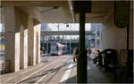 Unter den Bahngleisen am Hauptbahnhof von Halle - 

Blick von der Stra�enbahnhaltestelle unter den westlichen DB-Gleisen in Richtung Innenstadt. Flecity Classic 693 hat die dortige gro�e Stra�enkreuzung unterfahren und wird gleich am Hauptbahnhof halten.

Eine zweite Haltestelle gibt es direkt am Empfangsgeb�ude auf der Westseite.

22.04.2026 (M)

22.04.2026 (M)