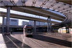 Halle, Modern - 

Das Verkehrsbauwerk Riebeckplatz in der N�he des Hauptbahnhofes besteht aus drei Ebenen. �ber die Hochstra�e verl�uft die Bundesstra�e 91, in der mittleren Ebene befindet sich die Stra�enkreuzung als eine Art Kreisverkehr. Die untere Ebene ist der Stra�enbahn, den Radfahrern und Fu�g�nger �berlassen. Dadurch ergibt sich auch ein v�llig autofreier Fu�weg vom Hauptbahnhof zur Fu�g�ngerzone Leipziger Stra�e.

Vor dem Umbau in den 2000er Jahren war die Stra�enbahnhaltestelle f�r den Hauptbahnhof auf der mittleren Ebene im Bereich des Kreisverkehrs mit Stra�enkreuzungen positioniert. Der Weg zum Hbf war weit. Unter der Kreuzung hindurch f�hrte ein langer Fu�g�ngertunnel. Die gro�e tiefergelegte runde Platz gab es vorher noch nicht.

Die Hochstra�e soll abgebrochen werden und zuk�nftig der Verkehr ausschlie�lich �ber die mittlere Ebene abgewickelt werden. Dies geschieht im Zusammenhang mit dem Bau des Zukunftszentrum f�r Deutsche Einheit und Europ�ische Transformation, das n�rdlich der Kreuzung auf dem dortigen Bereich der jetzigen B91 entstehen soll. ein Fu�g�ngersteg soll zuk�nftig auf der oberen Ebene �ber das Rondell hinweg f�hren. Grunds�tzlich finde ich Projekte gut, die die autogerechte Verkehrsplanung fr�herer Jahre korrigiert.

Hier f�hrt Bombardier Classic 675 der Linie 3 zur S�dstadt den Riebeckplatz.

Auf eine Entzerrung wurde hier ganz bewusst verzichtet.

22.04.2026 (M)
  