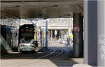Etwas Sonnenlicht - 

... f�llt auf Duewag Siemens 648 der Linie 12 im schattigen Bereich unter einer Br�cke am Riebeckplatz in Halle.

22.06.2026 (M)