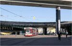 Im Rondell - 

... des Riebeckplatzes in Halle ist Duewag Siemens 652 unterwegs.

22.04.2026 (M)