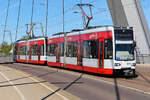 Von der Br�cke �ber die Gleise verschaffte ich mit eienn �berblick auf das Geschehen im Bahnhof von Halle. Auf der Br�cke habe ich diese Stra�enbahn der SWH mit der Nummer 663 geklickt.