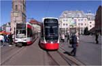 Am Marktplatz in Halle - 

... begegnen sich Bomardier Flexity Classic 676 und Stadler Tina 858.

22.04.2026 (M)