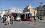 Zwei Fahrzeuggenerationen - 

... Stra�enbahn Halle stehen in der Haltestelle Markplatz. Links Bombardier Classic 676 und daneben Stadler Tina 858.

22.04.2026 (M) 