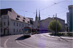 Mit seinem Schatten voraus - 

... kommt das ein Bombardier Flexity Classic-P�rchen der Linie 5 auf dem Hallorenring bei der Klausbr�cke um die Kurve. Vorne Wagen 673.

22.04.2026 (M)