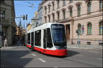 Aus Richtung Innenstadt kommend ist hier die moderne Stadler Tram 852 der Linie 10 am 22.06.2026 um 10.56 Uhr in H�he Hansering zum HBF Halle an der Saale unterwegs.