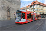 Tram 638 erreicht hier aus Richtung HBF kommend am 22.6.2026 um 10.04 Uhr den Markplatz in Halle an der Saale.