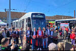  TINA f�r Halle. Herzlich Willkommen 
Mit einem gro�en Tag der offenen T�r auf dem Betriebshof Freiimfelder Stra�e weihte die HAVAG ihre neue Stra�enbahn-Generation ein. Hallenser konnten so die Stadler TINA vor dem offiziellen Linienbetrieb kennenlernen.
Zur offiziellen Er�ffnung gab es ein Gruppenfoto mit Vertretern von Stadler, der Verkehrsbetriebe und der lokalen Politik.

🧰 Hallesche Verkehrs-AG (HAVAG)
🕓 10.5.2025 | 11:02 Uhr