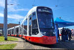 Gr��er und schwerer als die bisherigen Bahnen: Stadler TINA, Wagen 852, posiert vor den Toren des Betriebshofs Freiimfelder Stra�e im Rahmen eines Tags der offenen T�r der HAVAG.
Insgesamt 56 Bahnen wurden bestellt. Diese sollen bis Ende dieses Jahrzehnts die Duewag/Siemens MGT6D ersetzen.

🧰 Hallesche Verkehrs-AG (HAVAG)
🕓 10.5.2025 | 12:05 Uhr