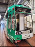 Hier gibt's viel zu tun: Infolge eines <a href= https://www.mz.de/lokal/halle-saale/unfall-bus-neustadt-strassenbahn-berufsschulgebaeude-4041010  target= _blank >kuriosen Unfalls mit einem Stadtbus</a> hat es einen F�hrerstand von Duewag/Siemens MGT6D, Wagen 627, ganz sch�n mitgenommen. Die Front musste wieder m�hsam instandgesetzt werden.
Ersatzteile f�r diesen Fahrzeugtypen sind immer schwerer zu bekommen. Unter anderem deshalb sollen die Bahnen bis Ende des Jahrzehnts ausgemustert und durch neue Bahnen vom Typ Stadler TINA ersetzt werden. Die ersten von ihnen fahren bereits und wurden auch beim Tag der offenen T�r pr�sentiert, der zugleich dieses Foto in der Wagenhalle erm�glichte.

🧰 Hallesche Verkehrs-AG (HAVAG)
🕓 10.5.2025 | 11:40 Uhr