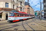 Der Tatra-T4D-C-Gro�zug, bestehend aus den Wagen 1156, 1201 und dem Beiwagen 222, wurde offenbar als Fahrschule eingesetzt und wartet am Caf� Hopfgarten auf gr�nes Licht, um den Franckeplatz zu