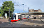 Wagen 851, der erste Serien-Wagen der Stadler TINA f�r Halle (Saale), begann wenige Tage vor der Aufnahme den Probebetrieb mit Fahrg�sten und konnte bei der Fahrt in den Steinweg gesichtet werden.