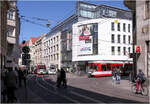 Stra�enbahnen und Menschen -     Harmonisches Miteinander zwischen den Passanten und den Stra�enbahnen in der Innenstadt von Halle am Gleisdreieck von der Nord-S�d-Strecke in die Gro�e Steinstra�e.