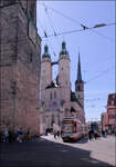 Stra�enbahnen und Wahrzeichen der Stadt Halle - 

Zwei Stra�enbahnen an der Haltestelle Marktplatz in der Talamstra�e mit dem Roten Turm links und der Marktkirche unsere Lieben Frauen. 

27.04.2026 (M)
