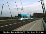 Eine Straenbahn der Havag, beklebt mit Werbung fr die MZ, berquert am 28.10.08 die Berliner Brcke in Halle/Saale.