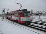 Am 31.01.2005 war ein Tatra-Großzug der Halleschen Verkehrs AG, unter Führung von T4D-C 1182 unterwegs auf Linie 5 von Heide nach Bad Dürrenberg. Hier hat der Zug gerade die Bahnstrecke Leipzig - Weißenfels unterquert und wird in Kürze die Haltestelle Kirchfährendorf erreichen.