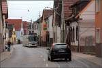 Straßenbahnstrecke in Heidelberg-Eppelheim -     Im weiteren Verlauf liegt die Strecke wieder in der engen Hauptstraße.