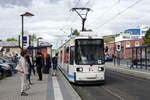 Strassenbahn Jena.
ALT UND NEU -  Bombardier Niederflurwagen GT 6M-ZR und Solaris Tramino bei Jena-Göschwitz am 19. September 2019.
Foto: Walter Ruetsch