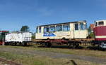 Der Beiwagen 180 aus Jena auf einem Flachwagen, am 01.08.2020 beim Sommerfest im Eisenbahnmuseum Weimar.