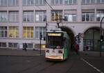 Ein Straßenbahn Zug der Linie 5 verschwindet hier am 12.12.2022 in der Häuser Durchfahrt zum Ernst-Abbe-Platz in Jena.