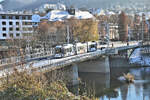 Triebwagen 610 der Linie 5 ist hier auf der Paradiesbrücke am 13.12.2022 auf dem Weg zur Endhaltestelle E.-Abbe-Platz in der City von Jena.