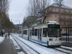 Jena: Straenbahnlinie 4 nach Zwtzen Schleife an der Haltestelle Stadtzentrum.(28.1.2010)