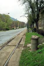 Straßenbahn Jena__Eingleisige Strecke in der Karl-Liebknecht-Straße zur Endstation Jena-Ost.  Wohin geht die Fahrt darüber hinaus ?  War damals die zwangsläufige Frage. Ist längst einwandfrei beantwortet.__17-03-90