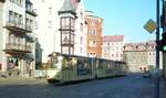 Straßenbahn Jena__Linie 2 mit Schluß-Bw 102 [B57, VEB Gotha 1959, 2005+] in der Straße 'Am Löbdergraben'. In Bildmitte der (noch originale) Rote Turm der alten Stadtbefestigung von 1430. Fünf Jahre nach dieser Aufnahme stürzte der Turm bei Restaurierungsarbeiten ein, vier Bauarbeiter wurden getötet. Im Jahr 2000 erfolgte die Rekonstruktion des Turms.__17-03-90