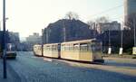 Straßenbahn Jena__Linie 1 in der Straße 'Am Löbdergraben' nahe Holzmarkt mit JenTower (Universitätsturm Jena)_17-03-90
