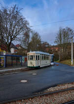 Anlässlich einer Sonderfahrt kam der Jenaer Tw 26 am 29.11.2025 nach Zwätzen. Nachdem Wagen 109 als Linie 1 die Schleife erreicht hat, kann Wagen 26 in Richtung Innenstadt zurück fahren.