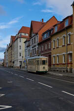 Am 29.11.2025 war der Jenaer Triebwagen 26 als Sonderfahrt unterwegs. Gerade wird der eingleisige Abschnitt in der Karl-Liebknecht-Straße in Richtung Zentrum befahren.