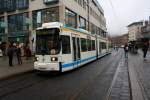 Wagen 613 der Linie 5 beim Halt am Holzmarkt in Jena, 06.03.09