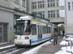 Jena: Straenbahnlinie 5 nach Lobeda-Ost an der Haltestelle Ernst-Abbe-Platz.(28.1.2010)