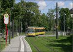 Mit der Straßenbahn nach Karlsruhe-Wolfartsweier -    Die Haltestelle 'Ostmarkstraße' in der Grünzone des Durlacher Wohngebiet hat versetzt angeordnete Bahnsteige.