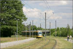 Mit der Straßenbahn durch Karlsruhe-Waldstadt -    Ein zweites Bild der Haltestelle 'Elbinger Straße (Ost)' in ihrem grünen Umfeld.