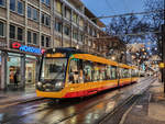 Straßenbahn Karlsruhe Zug 390 mit Linie 4 zum Tivoli am Marktplatz, 06.01.2020.