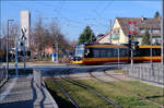 Mit der Straßenbahn nach Knielingen-Nord -    In Richtung Innenstadt fahrend wird der Straßenbahnzug gleich in die Haltestelle Sudetenstraße einfahren.