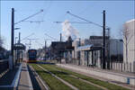 Mit der Straßenbahn nach Knielingen-Nord -    Ein Straßenbahn der Linie 2 in Richtung Knielingen-Nord fährt in die Haltestelle Pionierstraße ein.