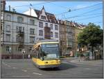 Der Niederflur-Wagen 237 der Verkehrsbetriebe Karlsruhe, am 11.07.2008 eingesetzt auf der Linie 2, biegt von der Mathystrae kommend in die Karlstrae ein.